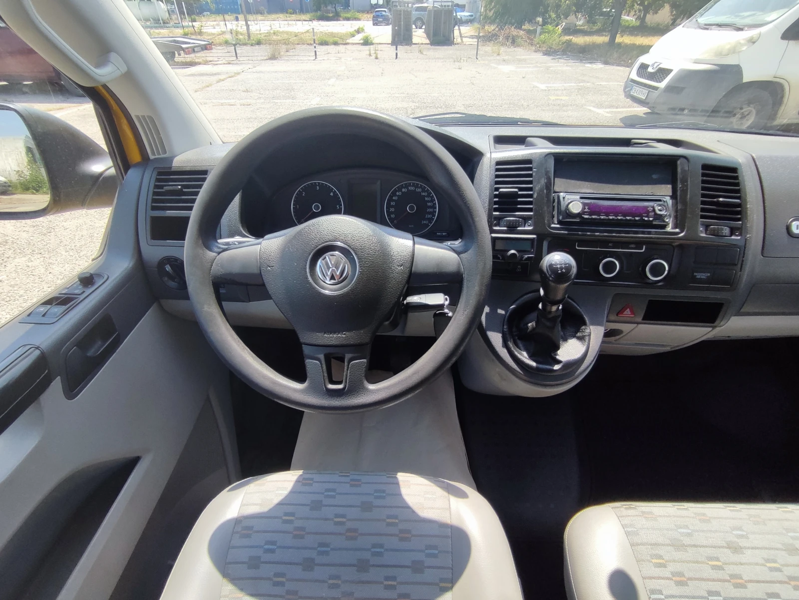VW Transporter 2.0TDI-102kc-КЛИМАТИК-ПАРКТРОНИК-ТЕГЛИЧ-ЕВРО5 - изображение 9