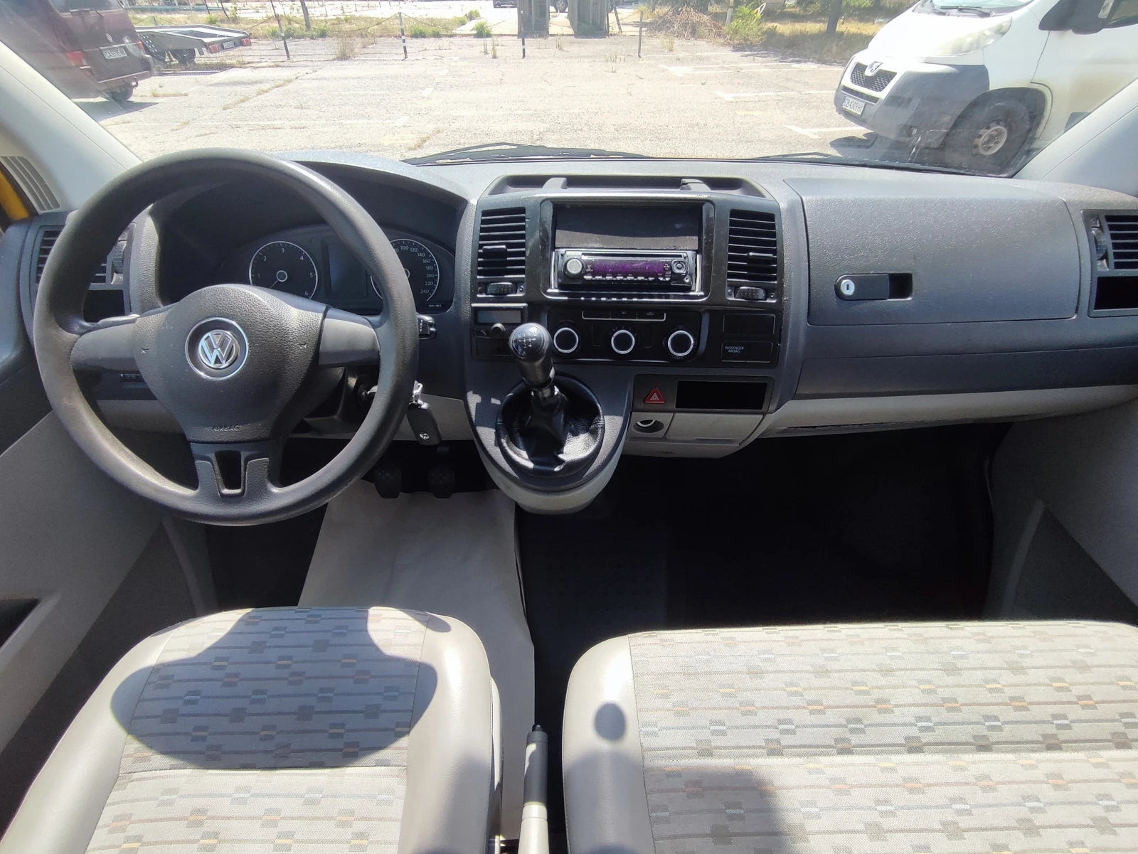 VW Transporter 2.0TDI-102kc-КЛИМАТИК-ПАРКТРОНИК-ТЕГЛИЧ-ЕВРО5 - изображение 8