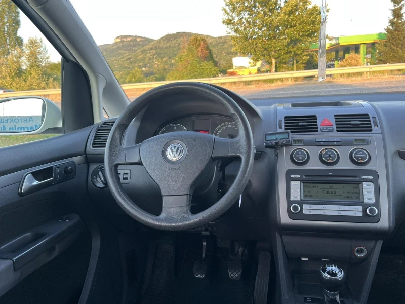 VW Touran 1.9 TDI 105кс 7 МЕСТА 6 СКОРОСТИ FACE КЛИМАТРОНИК, снимка 13 - Автомобили и джипове - 50868939