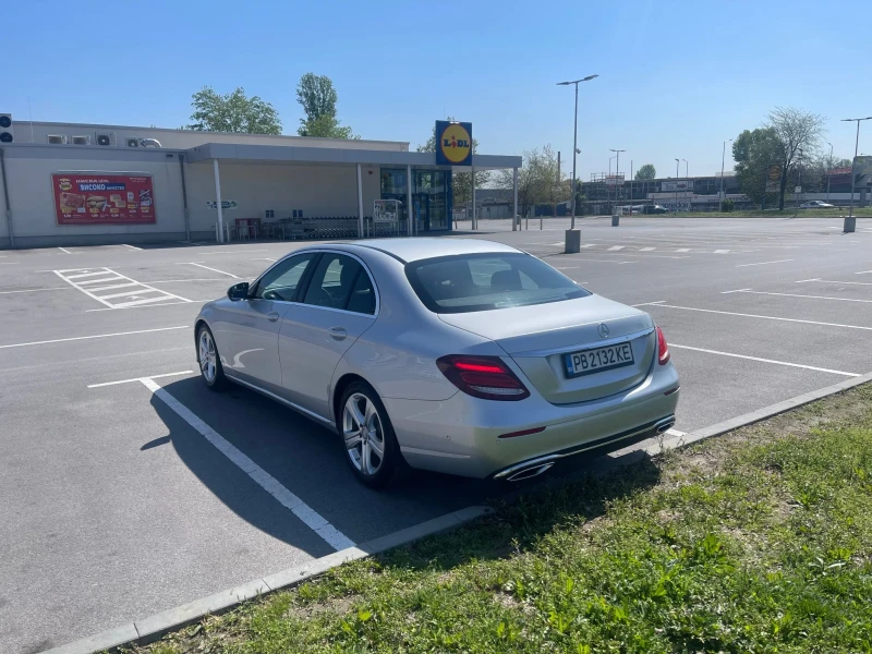 Mercedes-Benz E 220 194HP 9G-TRONIK РЕГИСТРИРАН ОБСЛУЖЕН ПЕРФЕКТЕН, снимка 4 - Автомобили и джипове - 53379107