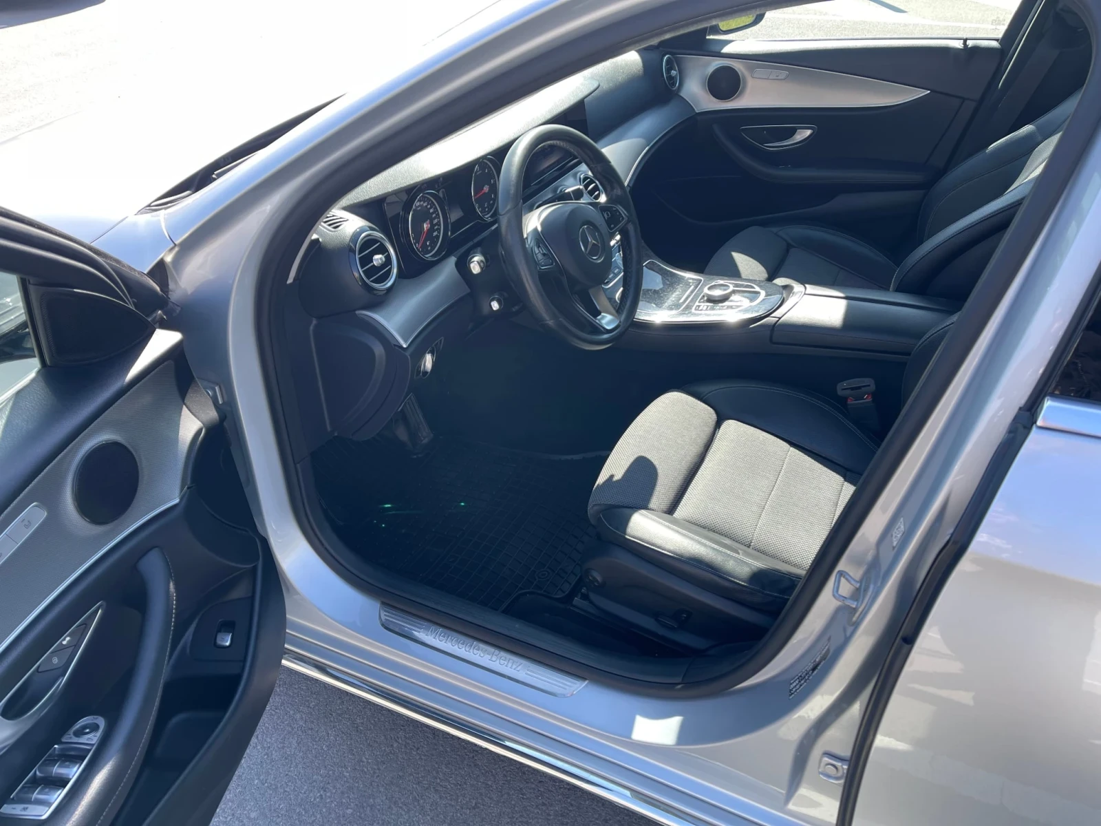 Mercedes-Benz E 220 194HP 9G-TRONIK РЕГИСТРИРАН ОБСЛУЖЕН ПЕРФЕКТЕН - изображение 7