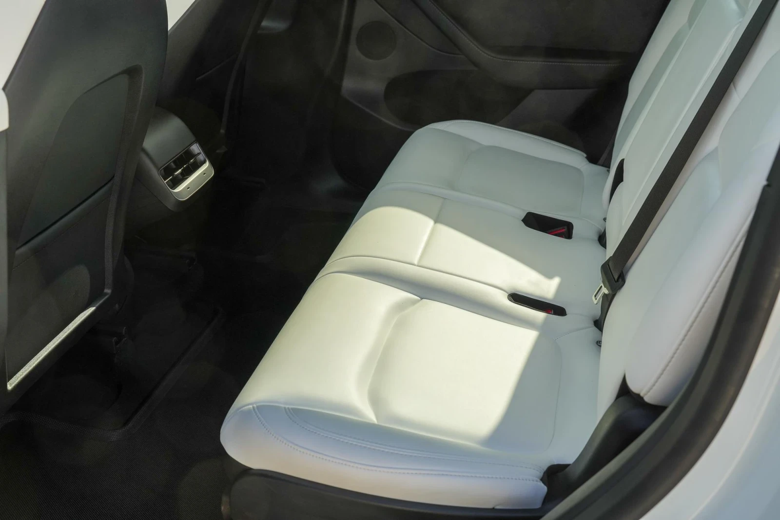 Tesla Model Y 7 места LRDM, снимка 10 - Автомобили и джипове - 55555776