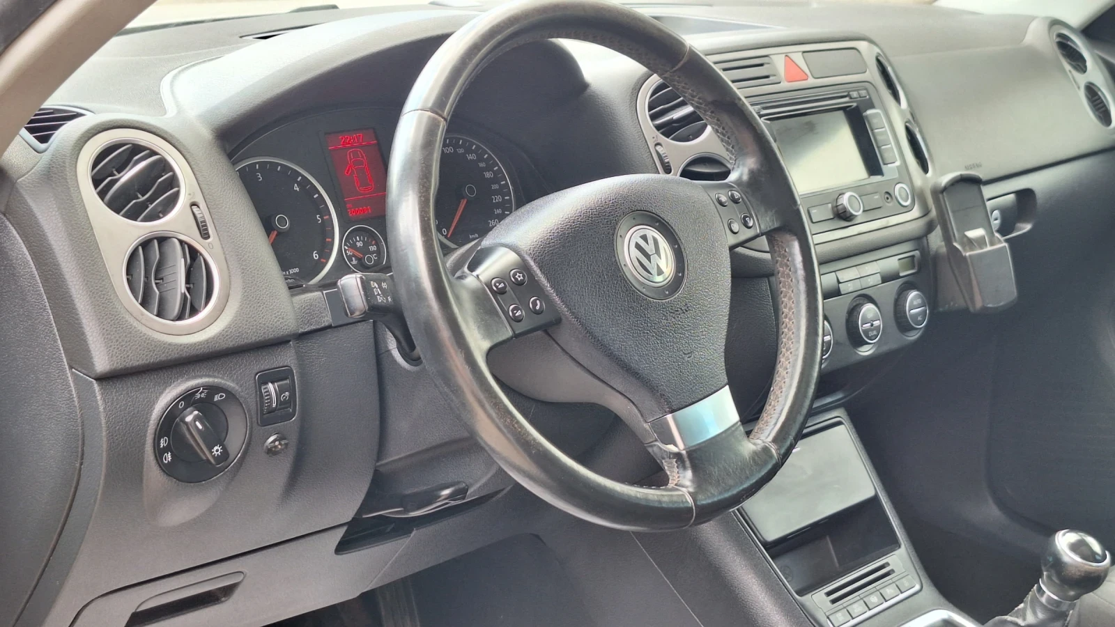 VW Tiguan 2.0TDI 4Motion, снимка 14 - Автомобили и джипове - 55247737