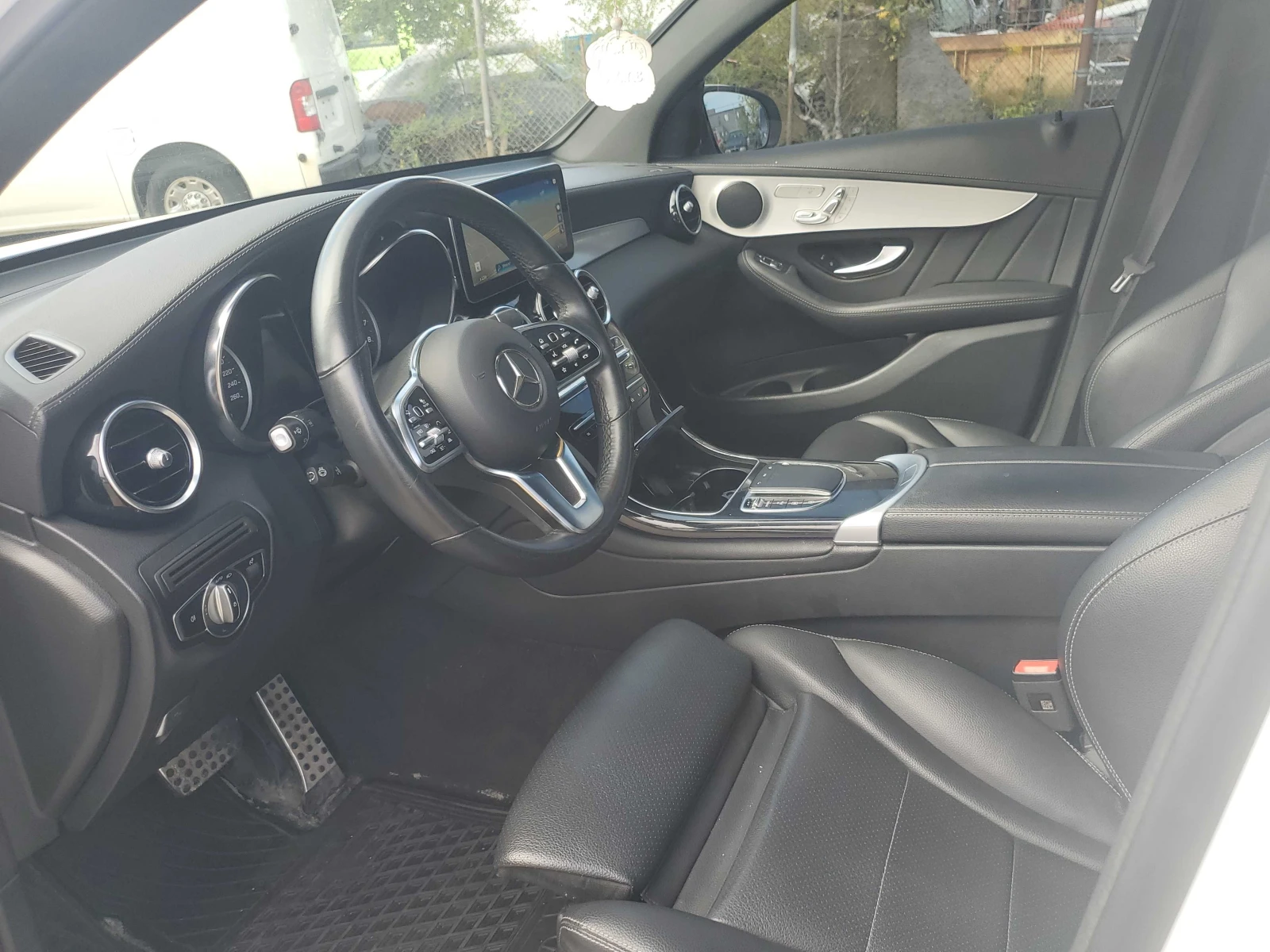 Mercedes-Benz GLC 300 COUPE 4MATIC * AMG PACK* ДИСТРОНИК* 360 КАМЕРА* , снимка 7 - Автомобили и джипове - 56137503