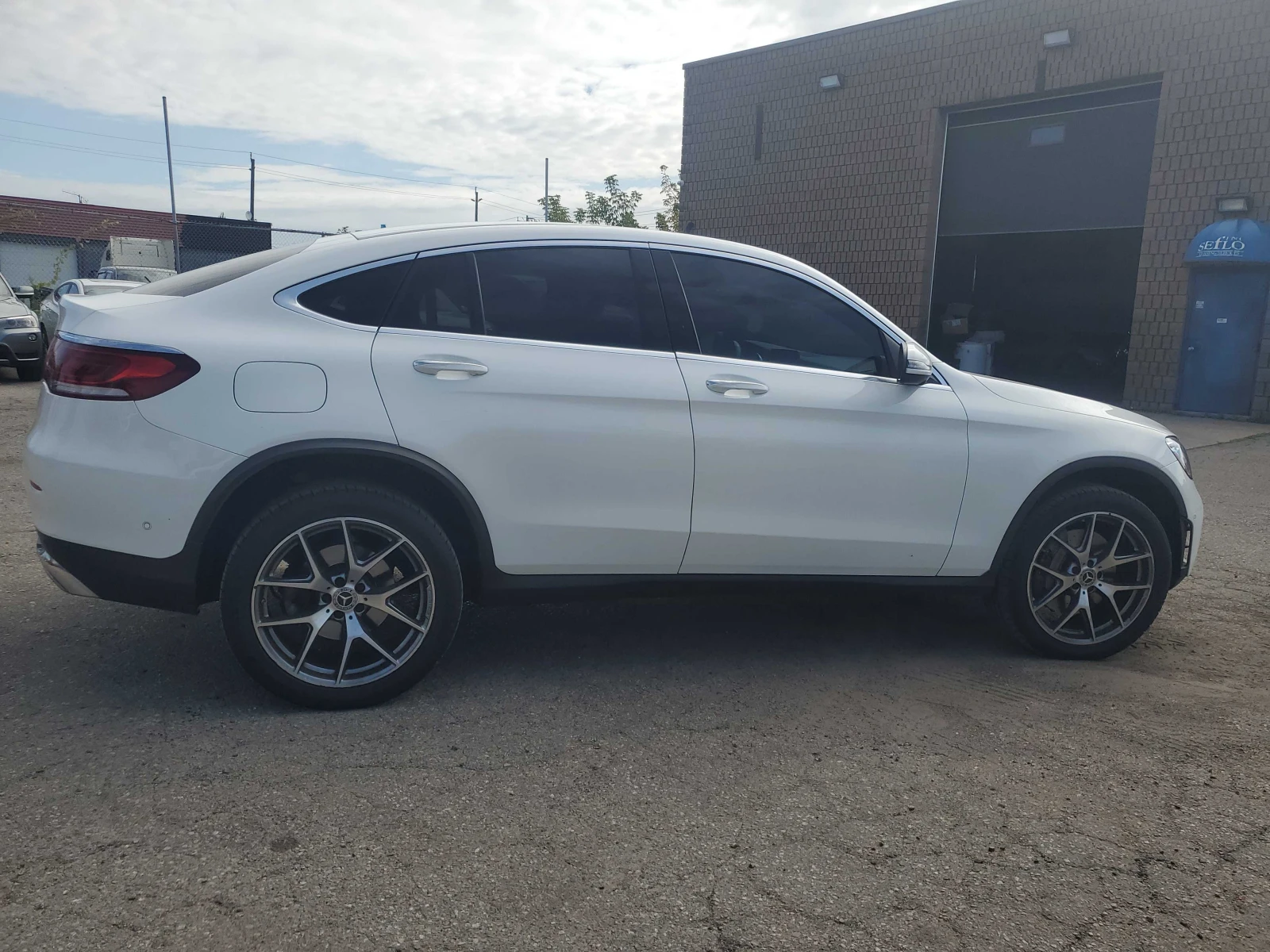 Mercedes-Benz GLC 300 COUPE 4MATIC * AMG PACK* ДИСТРОНИК* 360 КАМЕРА* , снимка 4 - Автомобили и джипове - 56137503