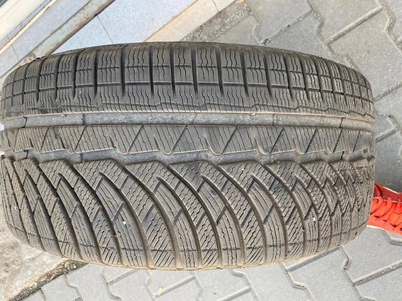 Гуми Зимни 245/40R18, снимка 1 - Гуми и джанти - 28232736