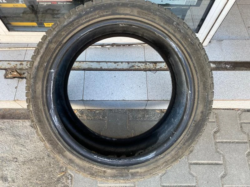 Гуми Зимни 245/40R18, снимка 2 - Гуми и джанти - 28232736