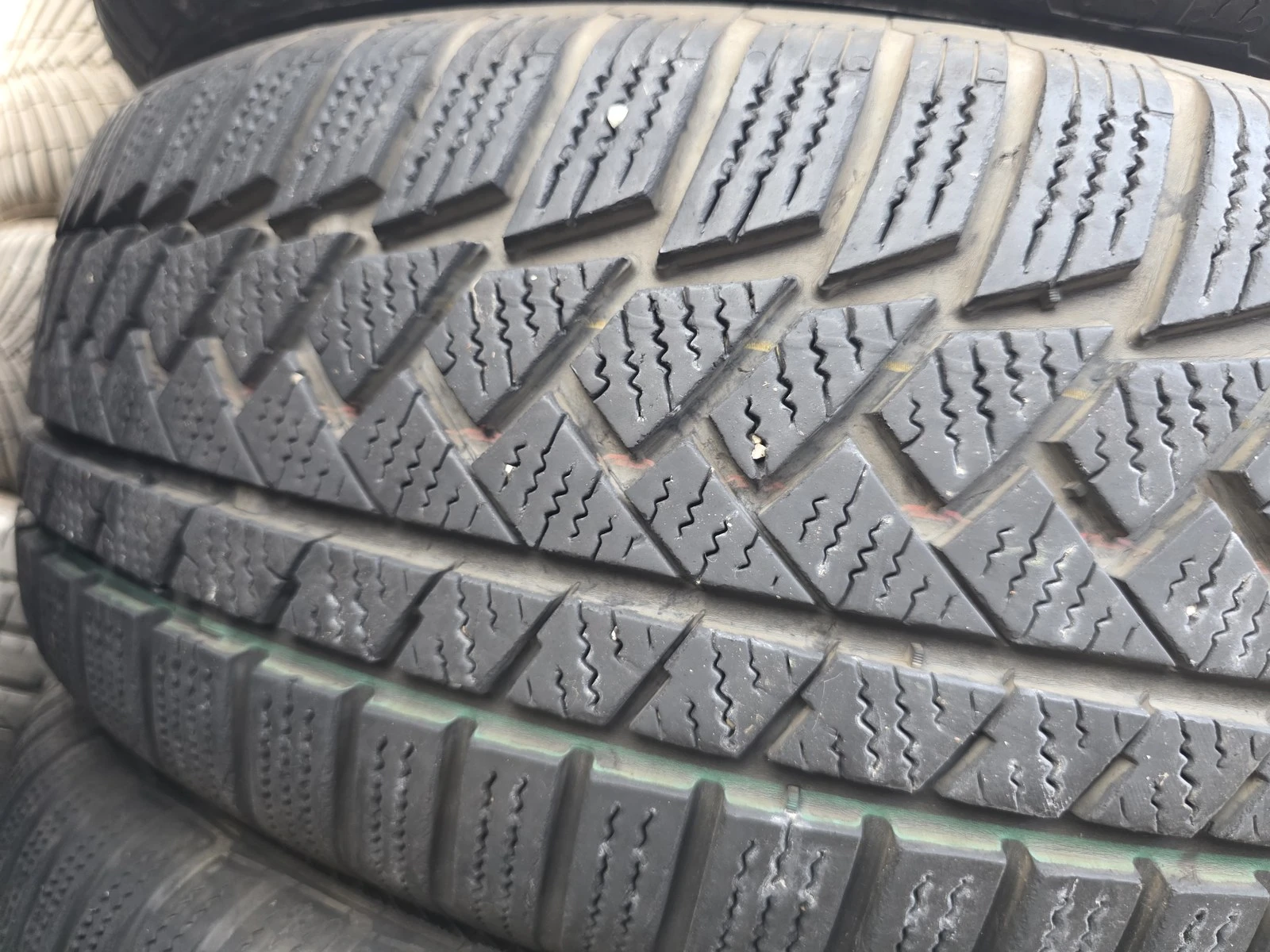 Гуми Зимни 215/65R16, снимка 2 - Гуми и джанти - 56724956