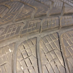 Гуми Зимни 315/40R21, снимка 2 - Гуми и джанти - 52516226