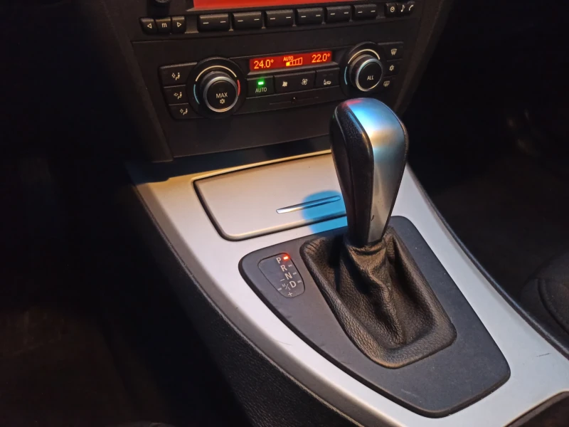 BMW 320 FACELIFT+ AUTOMATIC+ PARKTRONIC, снимка 11 - Автомобили и джипове - 45805381