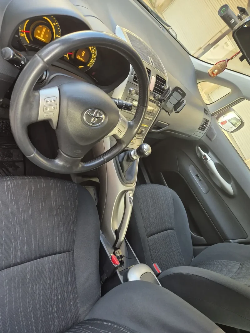 Toyota Auris 2.0 D4D, снимка 4 - Автомобили и джипове - 48915011