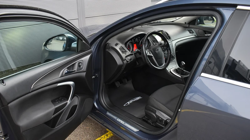 Opel Insignia Sports Tourer 2.0 CDTi Edition, снимка 8 - Автомобили и джипове - 52693378