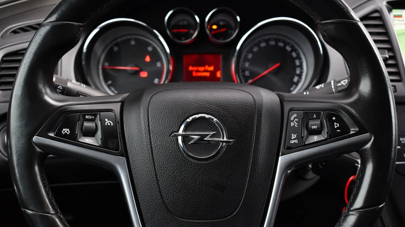 Opel Insignia Sports Tourer 2.0 CDTi Edition, снимка 13 - Автомобили и джипове - 52693378