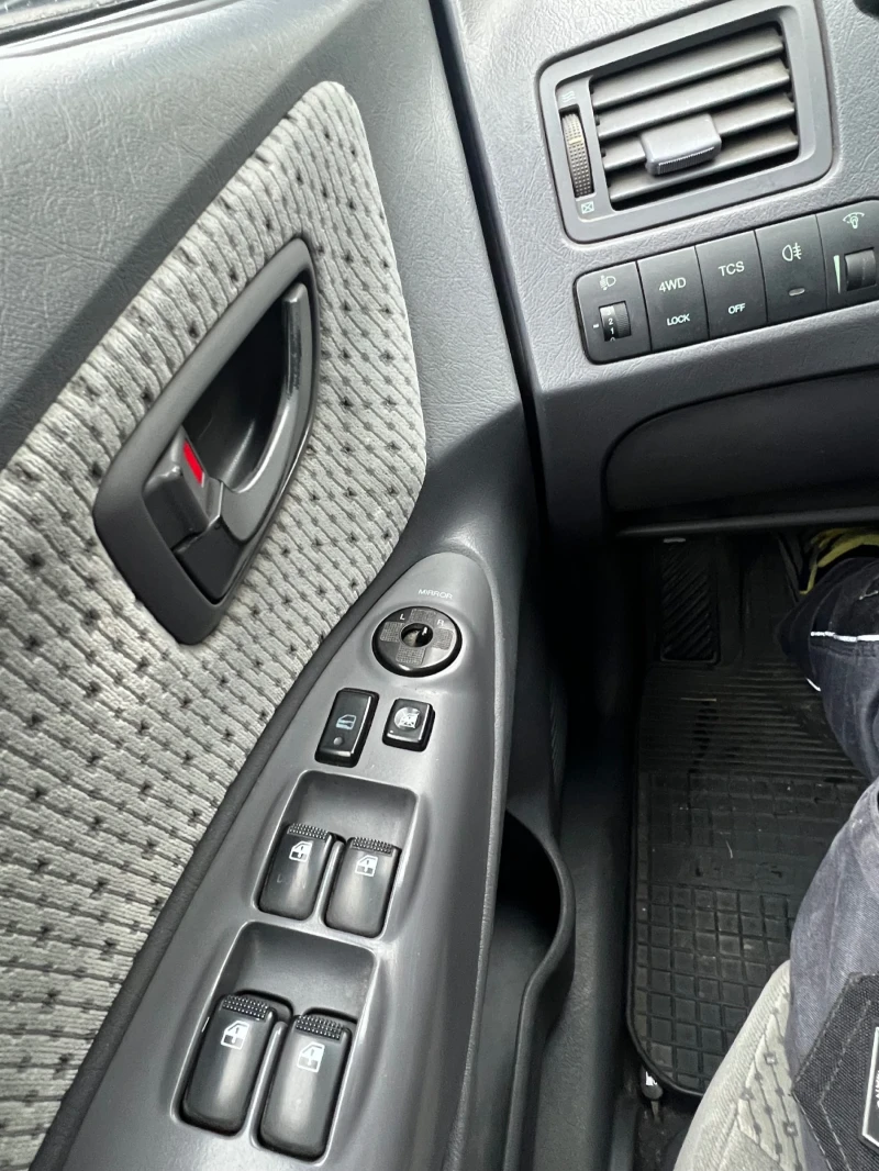 Hyundai Tucson 2.0 CRDI 4x4, снимка 10 - Автомобили и джипове - 52333811