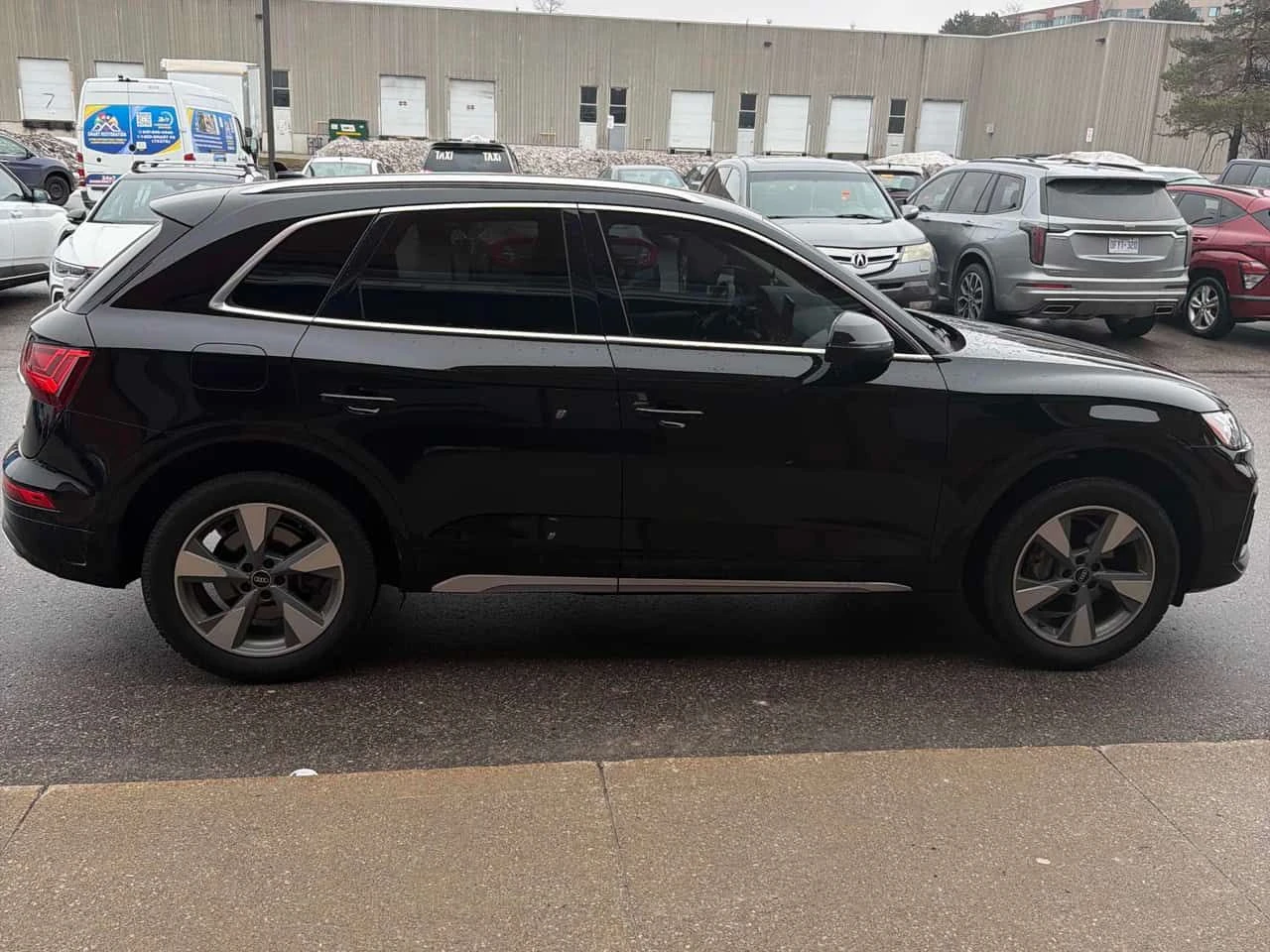 Audi Q5 Komfort/CARFAX/ДИСТРОНИК/ПОДГРЕВИ, снимка 4 - Автомобили и джипове - 53919167
