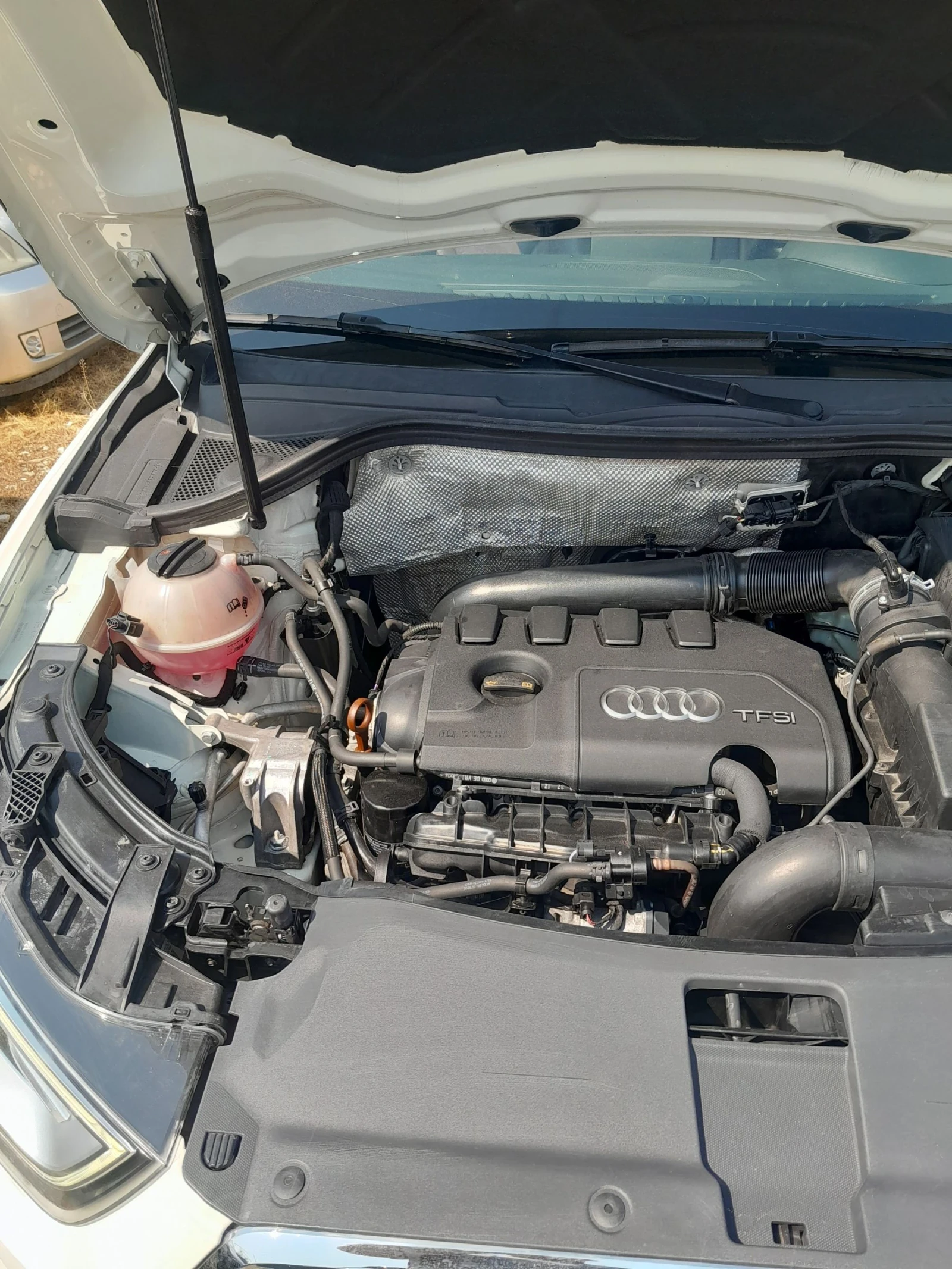 Audi Q3 2.0 , снимка 15 - Автомобили и джипове - 54791892