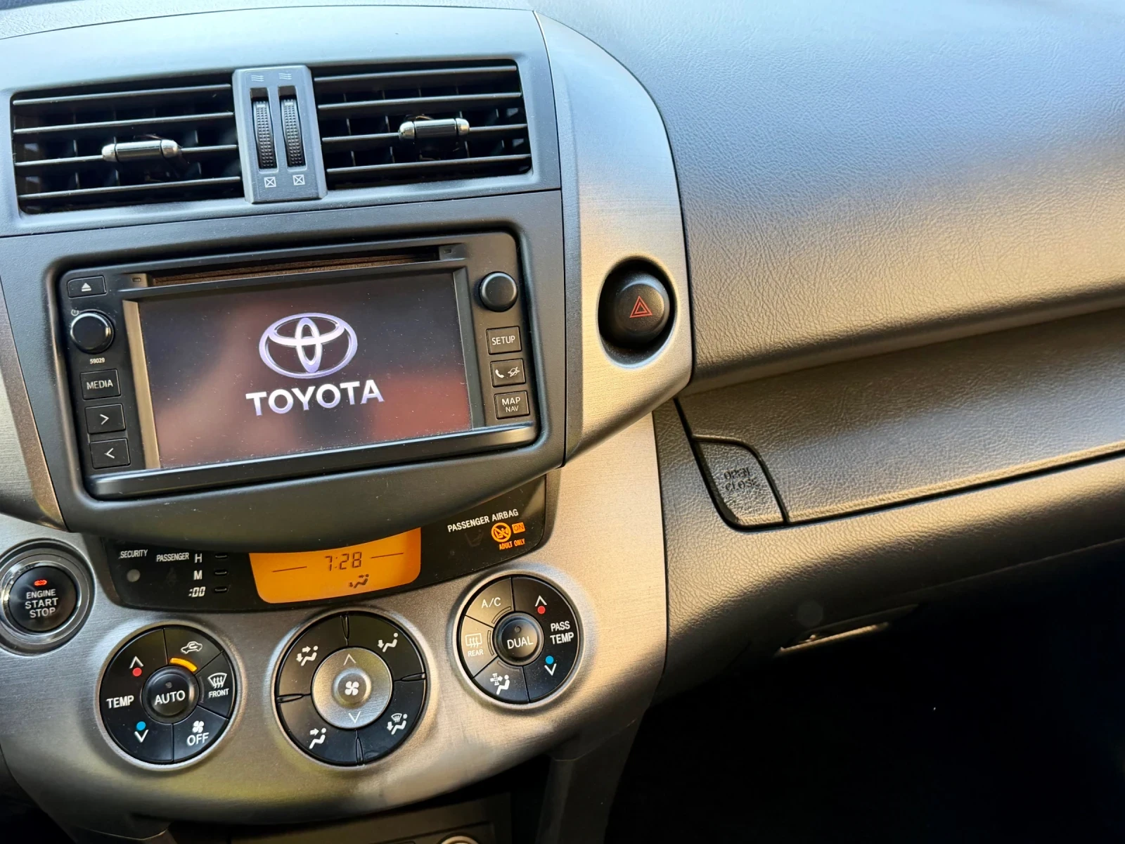 Toyota Rav4 2.2 D4D, снимка 6 - Автомобили и джипове - 55125524