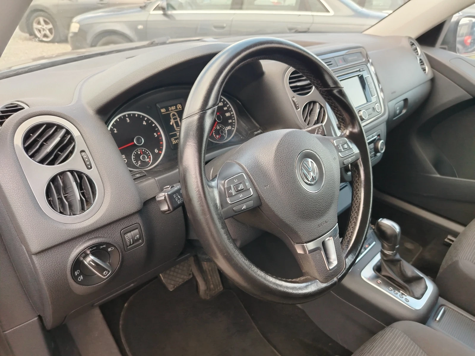 VW Tiguan 2.0 TDI 4MOTION AVTOMAT , снимка 12 - Автомобили и джипове - 55890197