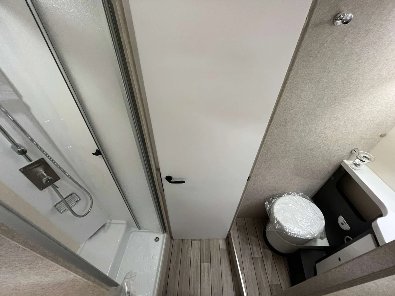 Кемпер McLouis MC4 373 AT , снимка 6 - Каравани и кемпери - 54267949