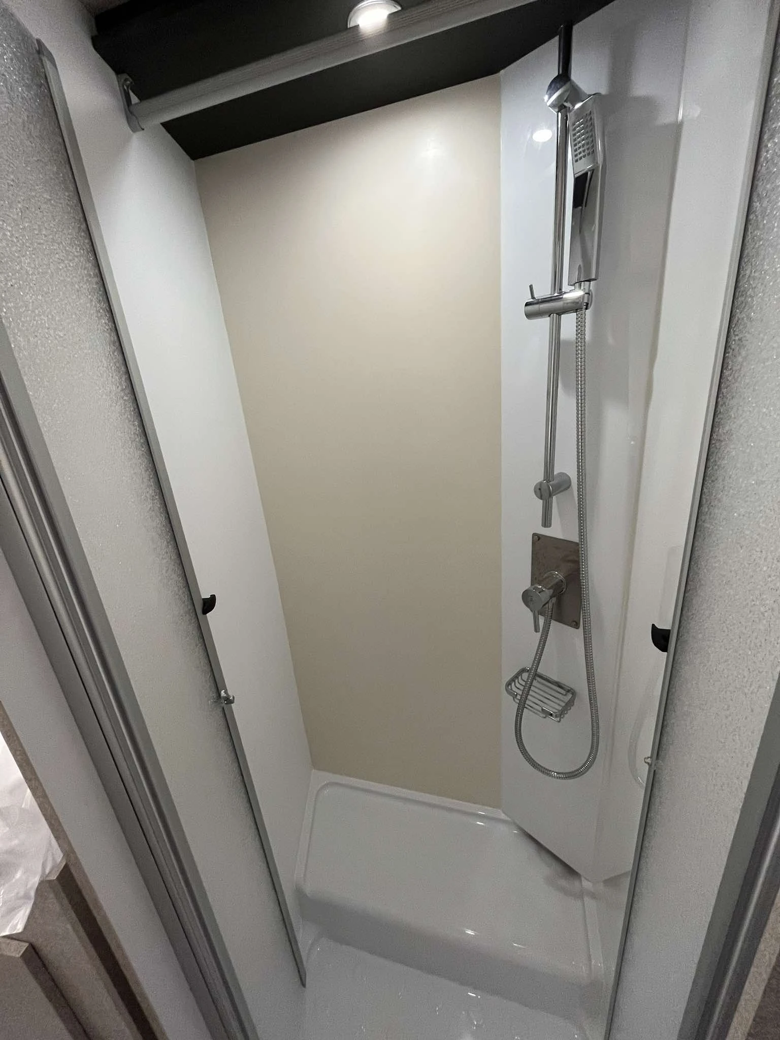 Кемпер McLouis MC4 373 AT , снимка 9 - Каравани и кемпери - 54267949