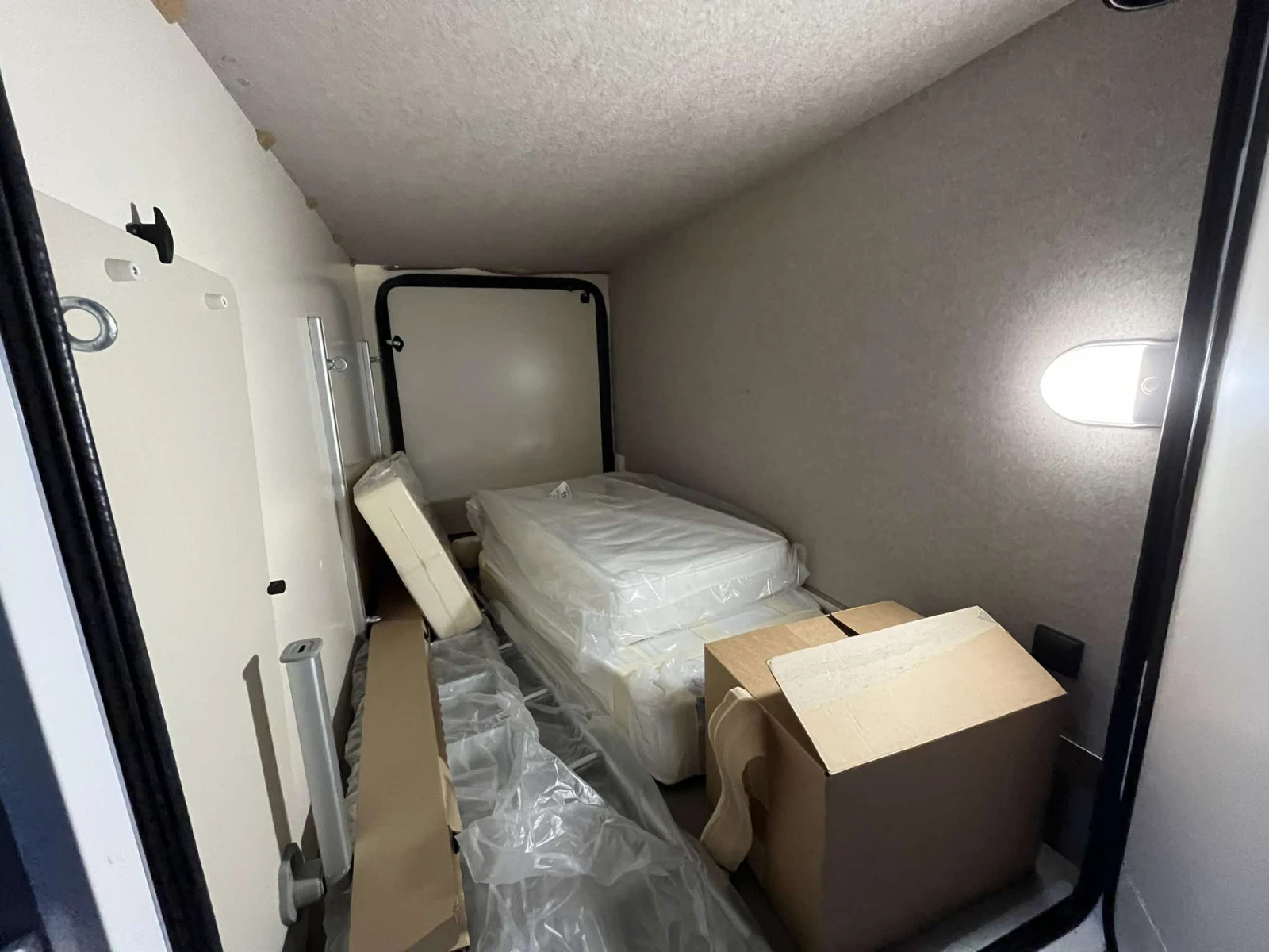 Кемпер McLouis MC4 373 AT , снимка 11 - Каравани и кемпери - 54267949