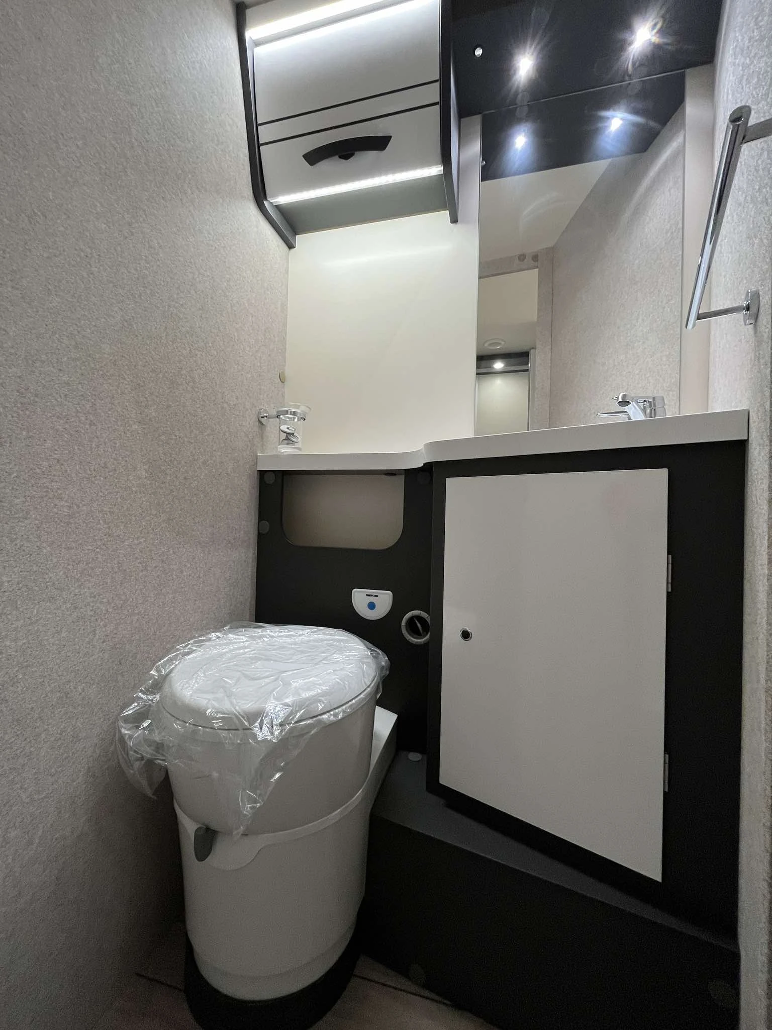 Кемпер McLouis MC4 373 AT , снимка 10 - Каравани и кемпери - 54267949