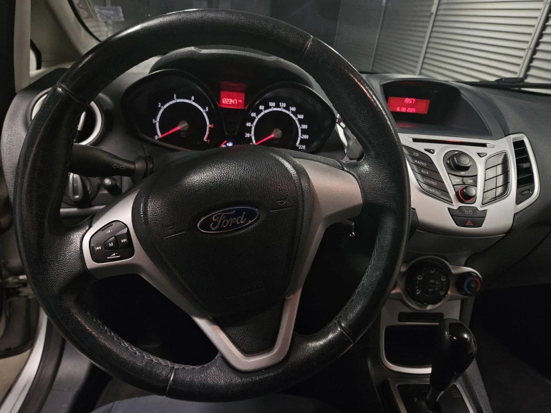 Ford Fiesta 1.4i, снимка 8 - Автомобили и джипове - 52631121