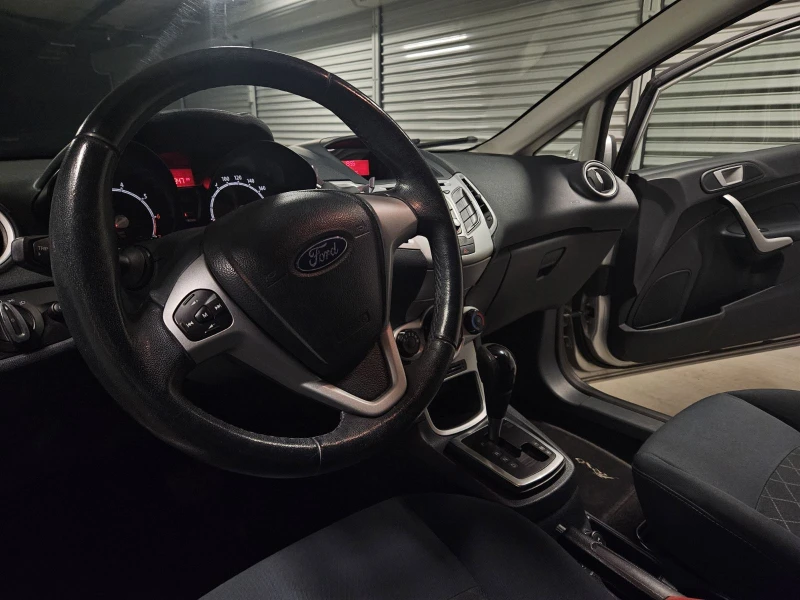 Ford Fiesta 1.4i, снимка 7 - Автомобили и джипове - 52631121