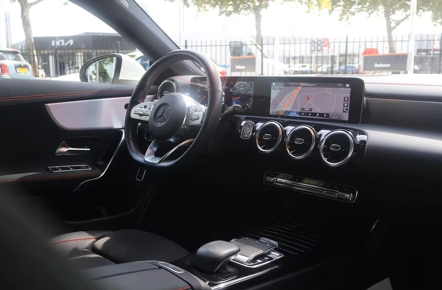 Mercedes-Benz CLA 180 Coupe AMG Line - изображение 9