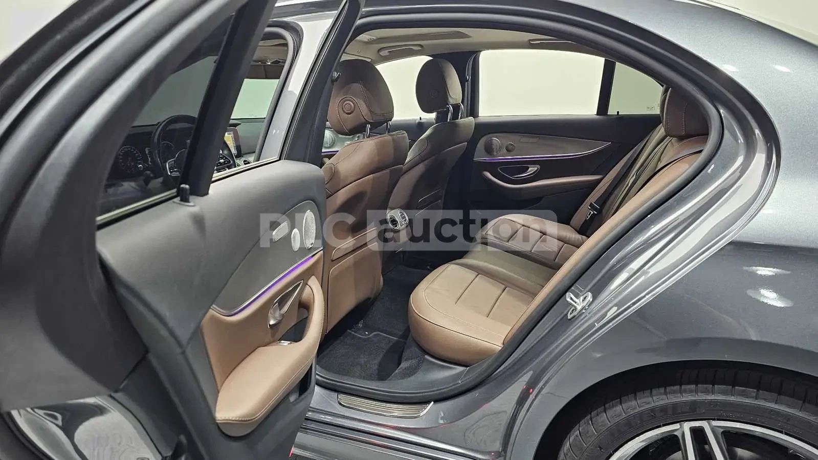 Mercedes-Benz E 300 4MATIC BURMESTER/360/PANO/HEAD UP, снимка 11 - Автомобили и джипове - 55147247
