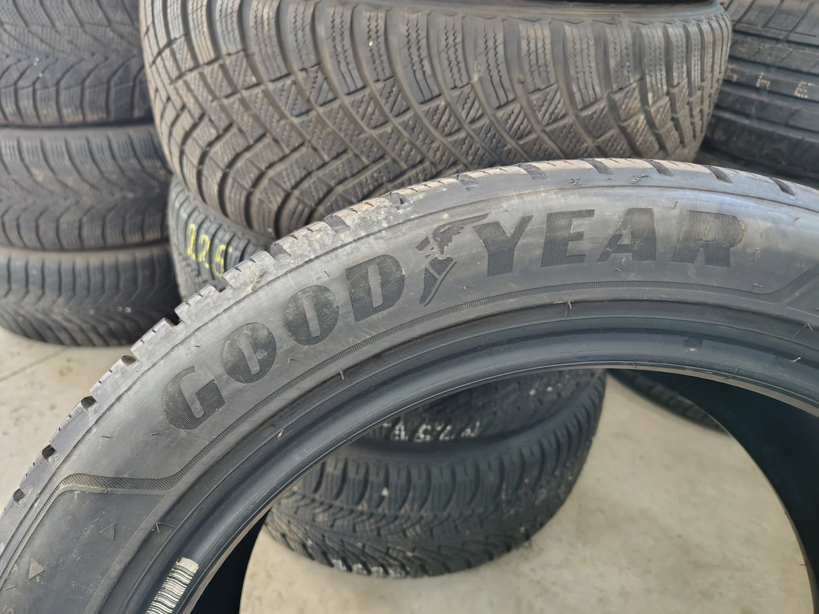 Гуми Зимни 245/45R18, снимка 3 - Гуми и джанти - 55844061