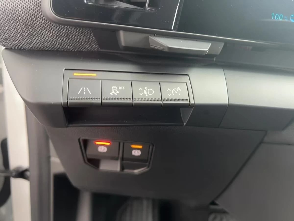 Renault Megane E-Tech EV40 Equilibre DISTR Keyless Heated: S/ST-W, снимка 15 - Автомобили и джипове - 54317001