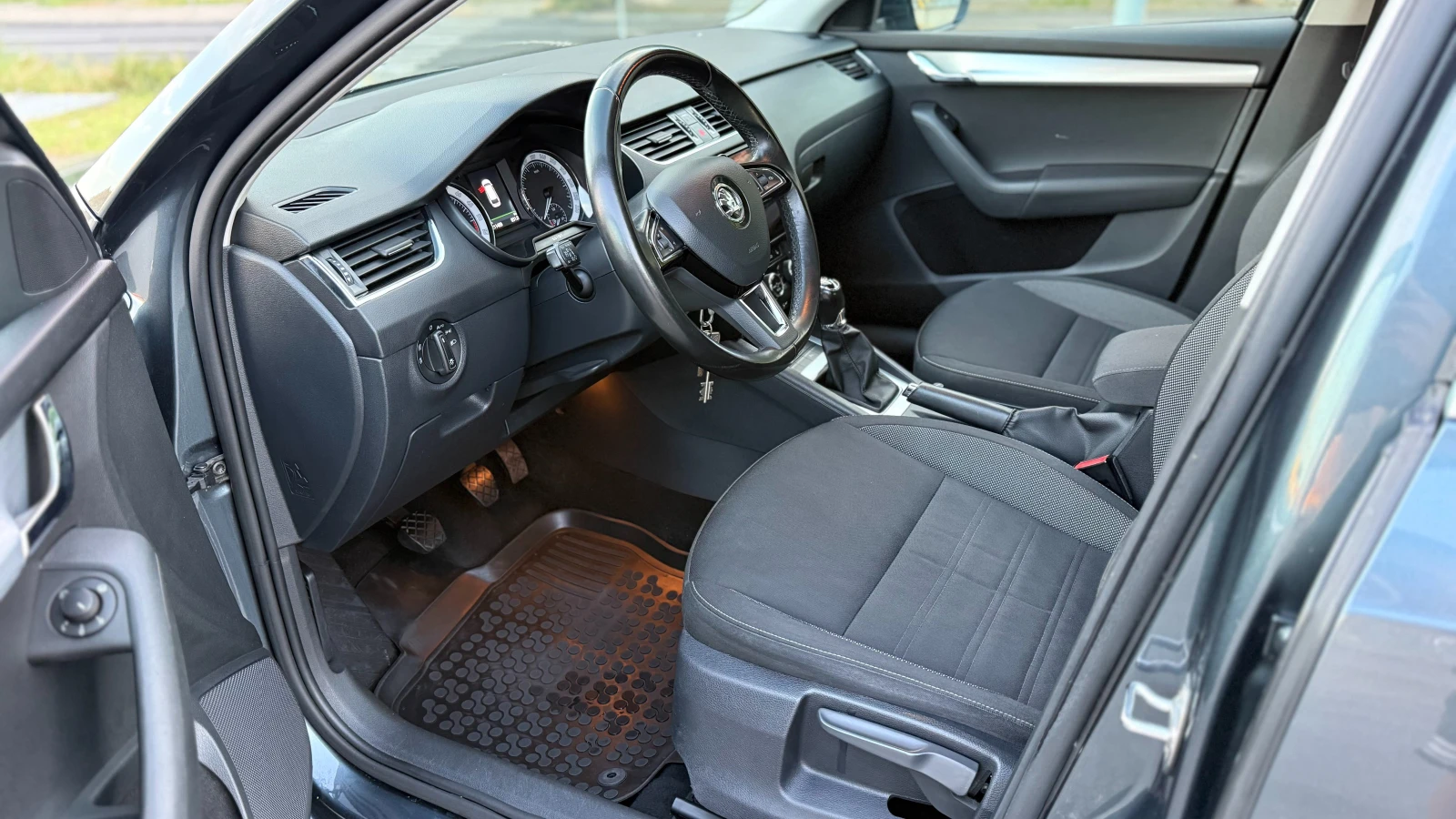 Skoda Octavia 1.6TDI, снимка 9 - Автомобили и джипове - 55040207