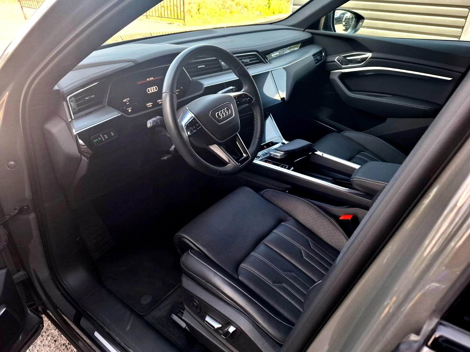 Audi Q8 Е Tron 55 Quattro - В гаранция до 05/2028!  - изображение 9