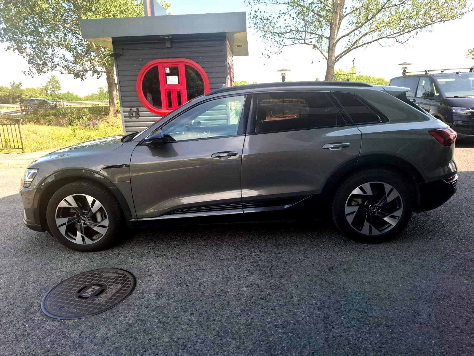 Audi Q8 Е Tron 55 Quattro - В гаранция до 05/2028!  - изображение 4