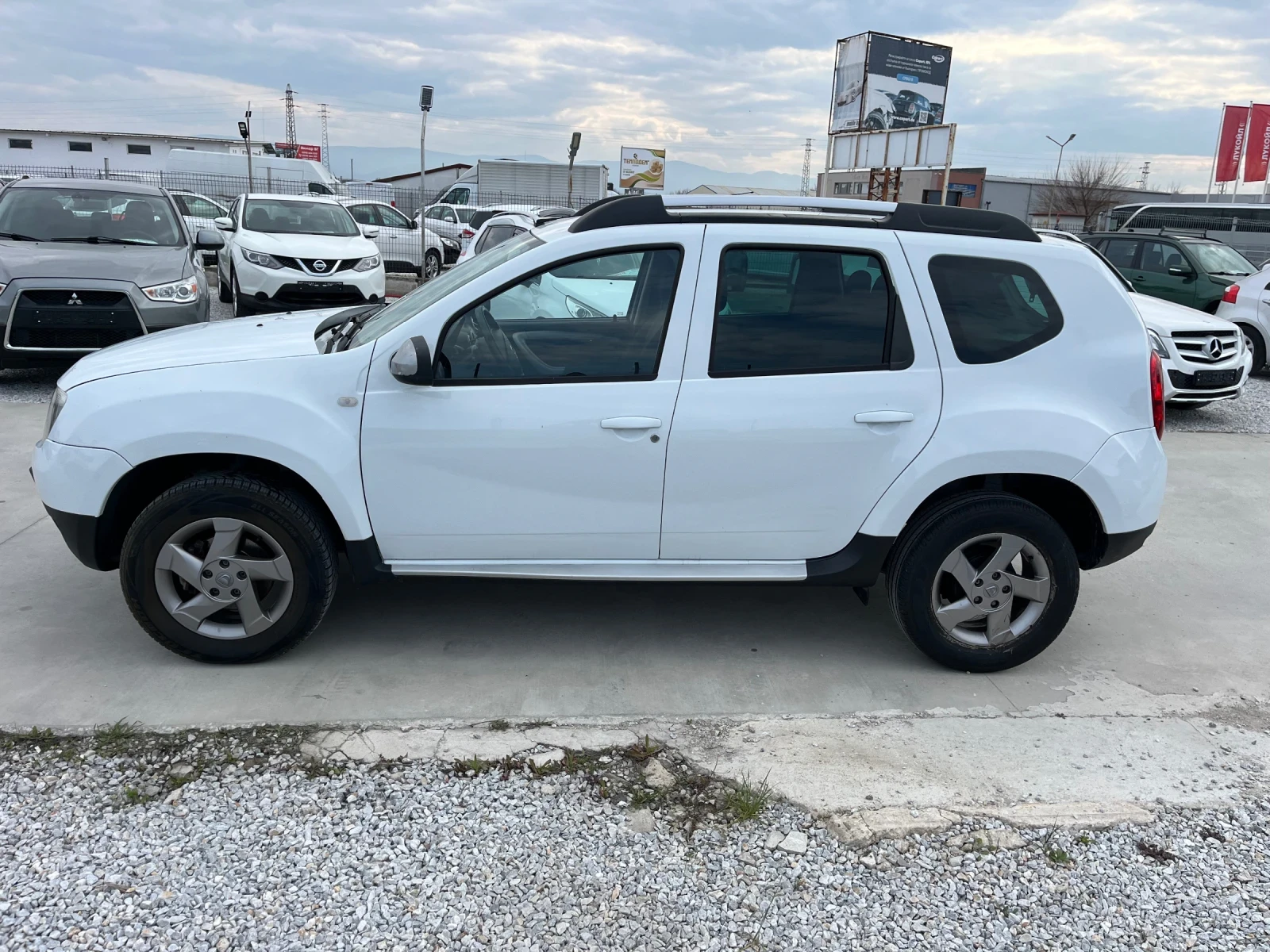 Dacia Duster 1, 6 I ГАЗ, снимка 5 - Автомобили и джипове - 53986807