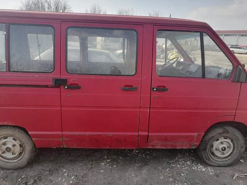 Renault Trafic 2.1 дизел , снимка 4 - Бусове и автобуси - 36334208