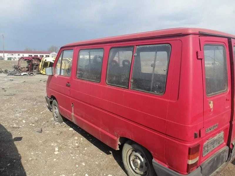 Renault Trafic 2.1 дизел , снимка 3 - Бусове и автобуси - 36334208