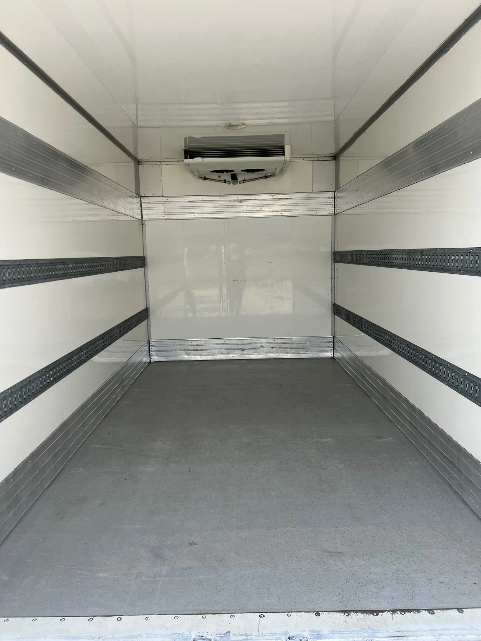 VW Crafter ДО 3.5 ТОНА ХЛАДИЛЕН КЛИМАТИК БОРД - изображение 10