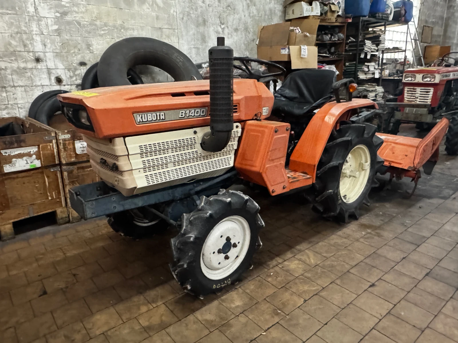 Трактор Kubota B1400