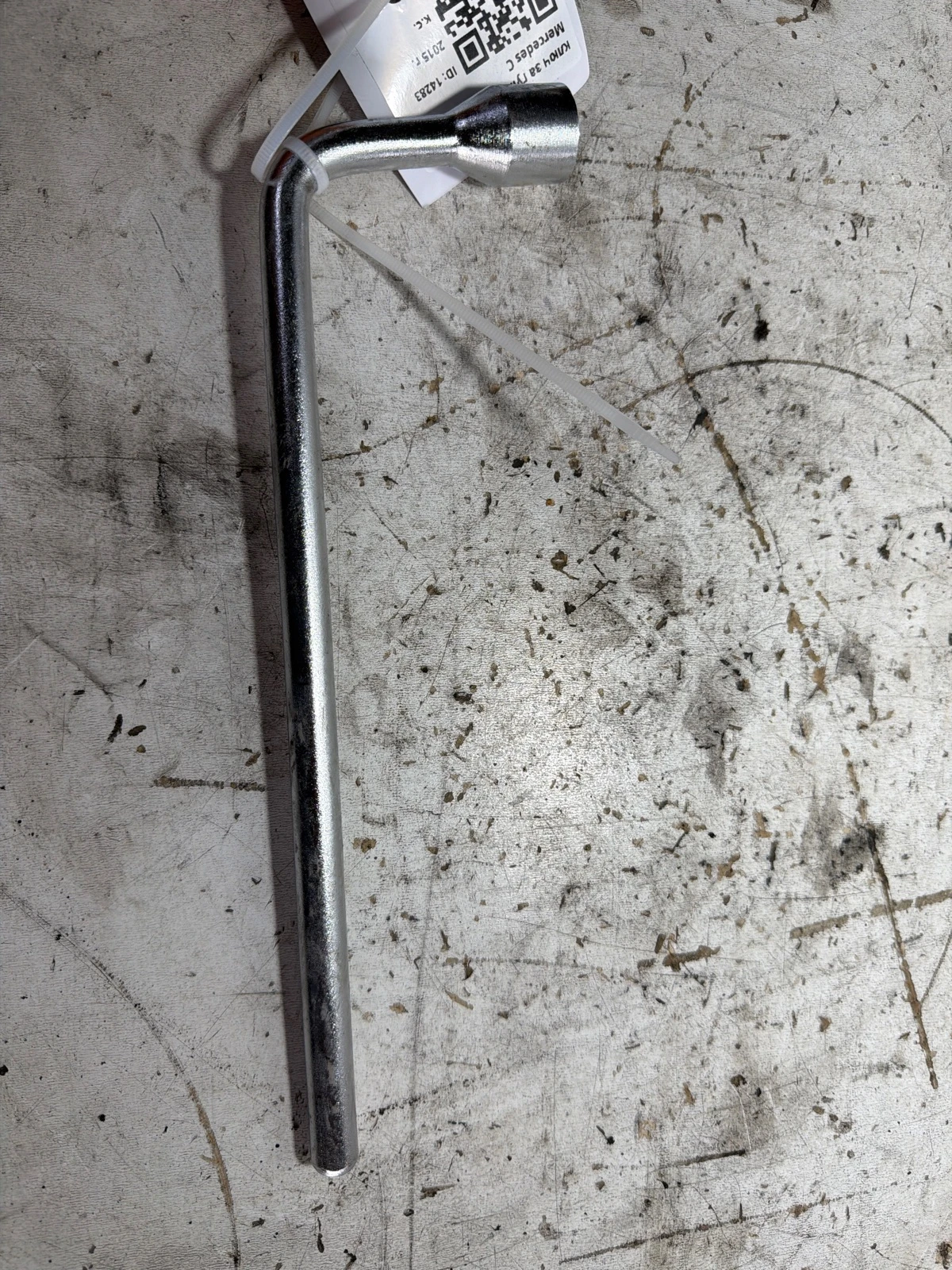 ключ за гуми A2215810001 Mercedes C