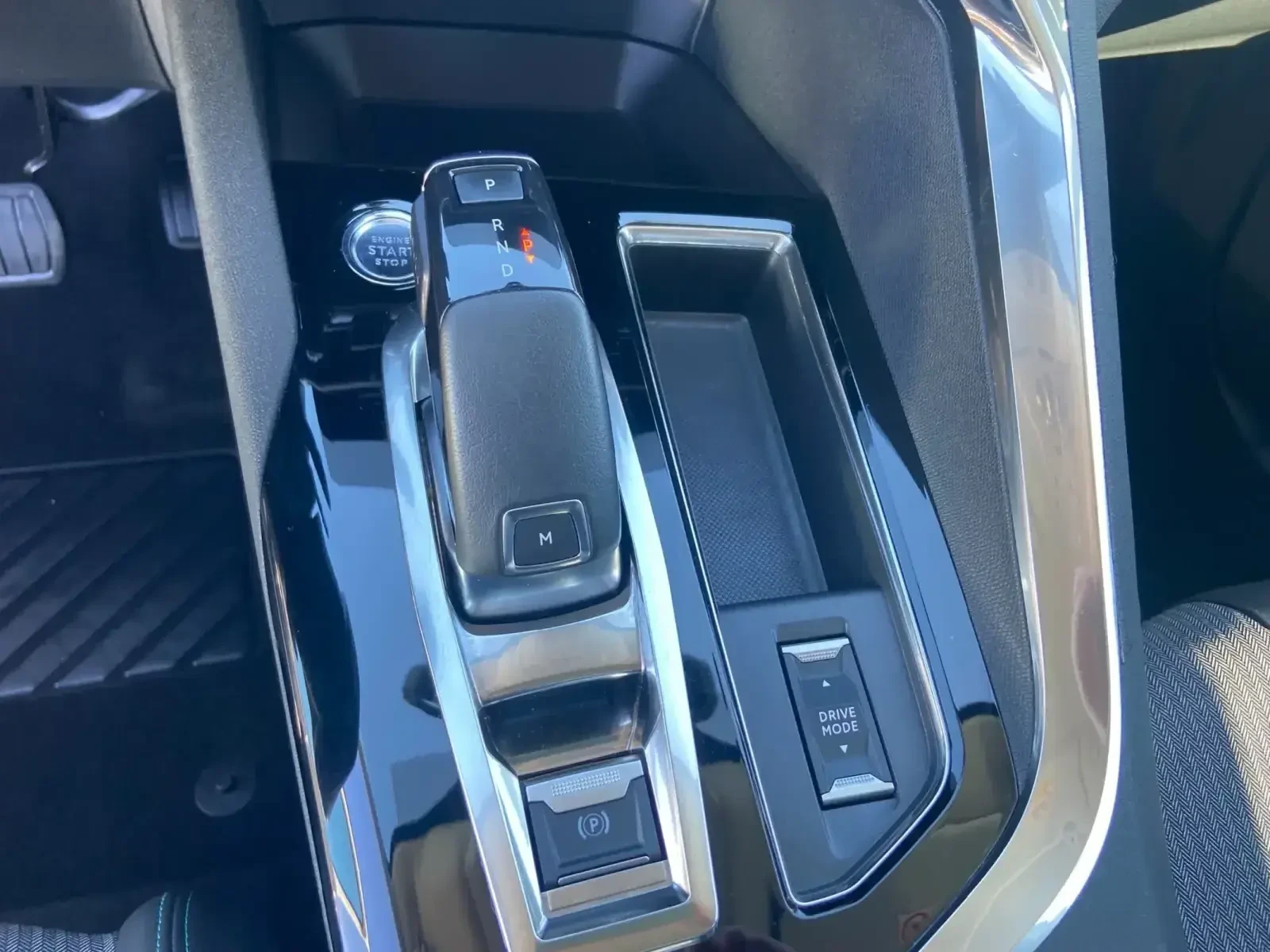 Peugeot 3008 1.2i-Allure-Изключително запазен!, снимка 12 - Автомобили и джипове - 53796889