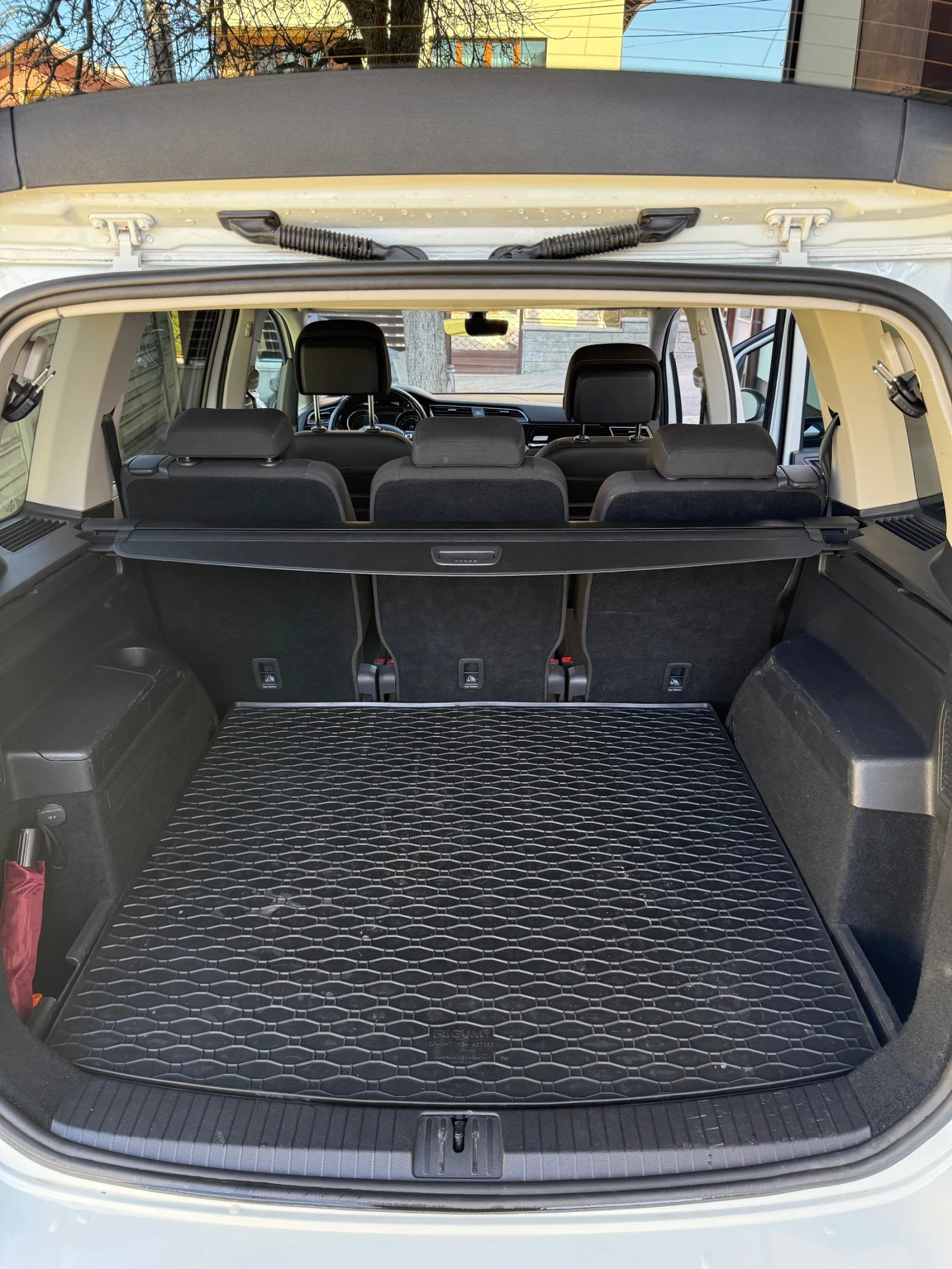 VW Touran 1.6 TDI 116p.s. 7 МЕСТЕН, снимка 14 - Автомобили и джипове - 53799894