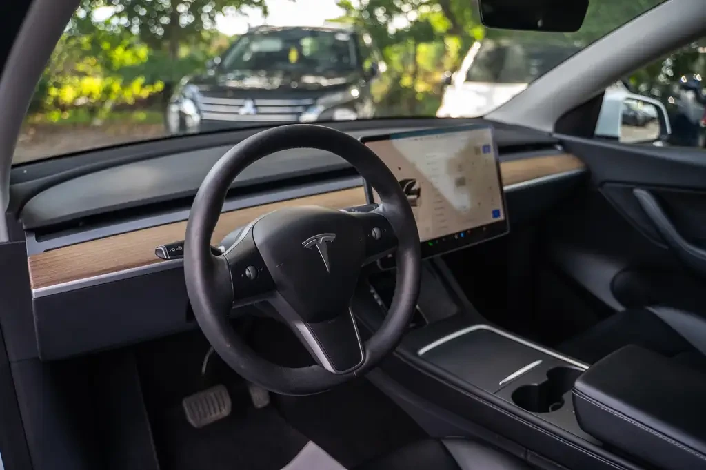 Tesla Model Y Long Range| NoAccident| AWD| ACC| BSM| 499KM, снимка 9 - Автомобили и джипове - 56061693