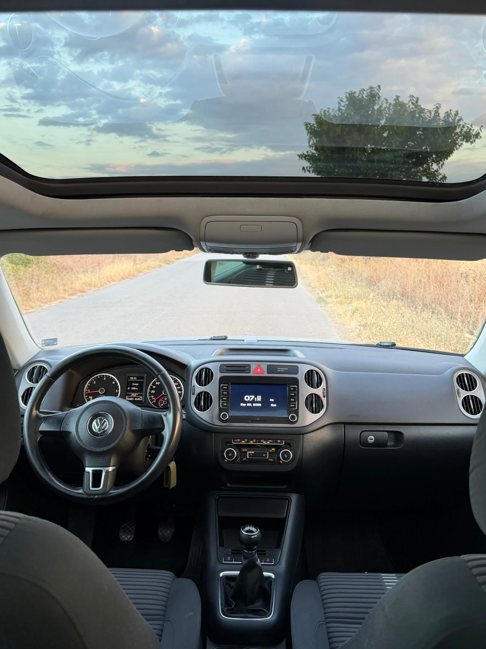 VW Tiguan 2.0 TDI 140 PANORAMA, снимка 5 - Автомобили и джипове - 55731350