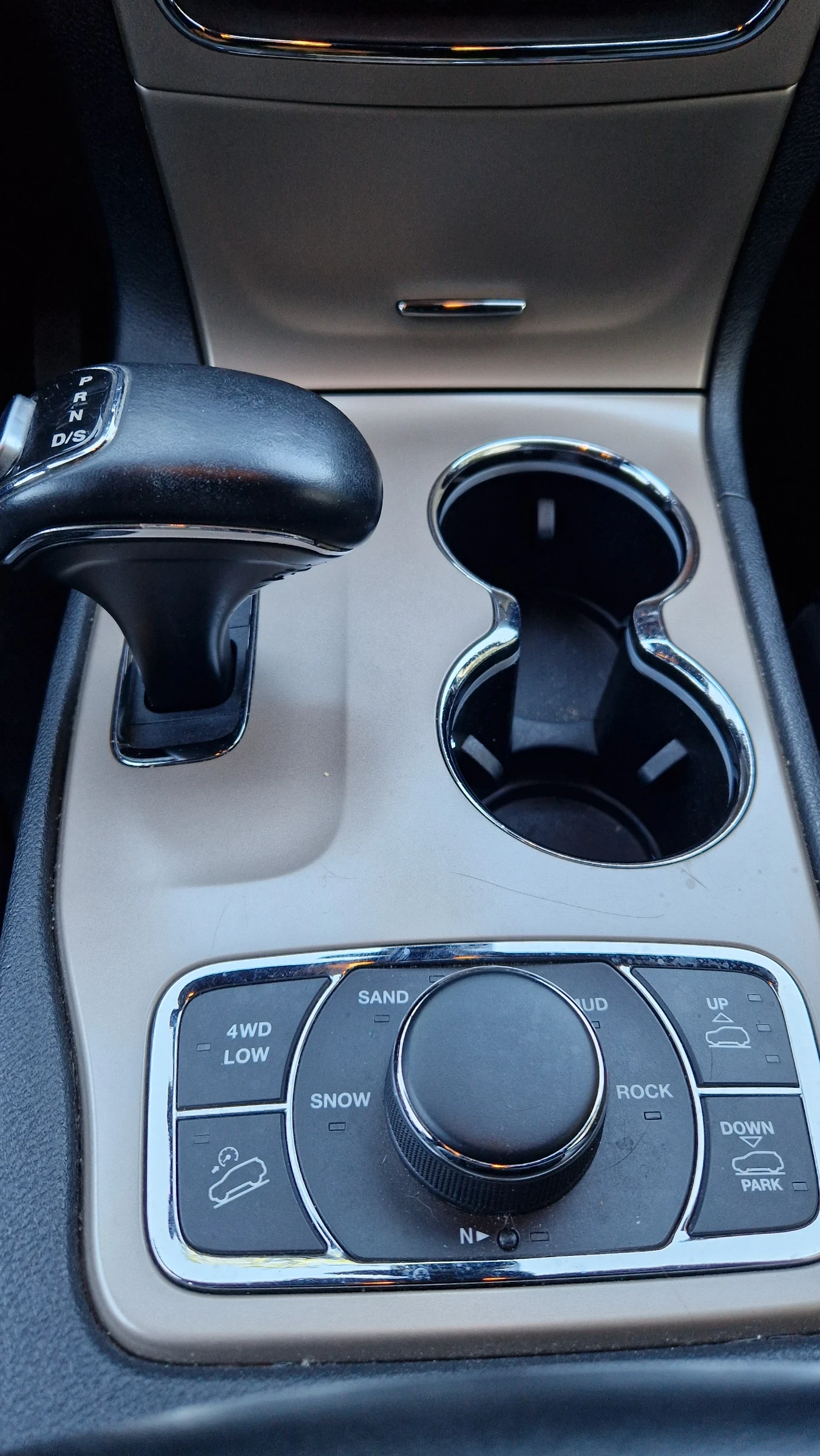 Jeep Grand cherokee Overland, снимка 12 - Автомобили и джипове - 54903832