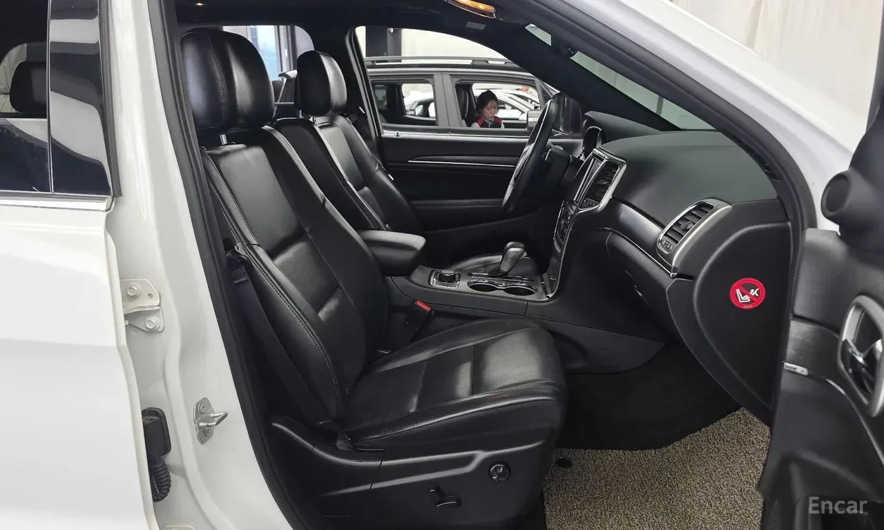 Jeep Grand cherokee 3.6* V6* 8ZF* ПОДГРЕВ* ОБДУХВАНЕ* ПАНОРАМА* КАМЕРА, снимка 12 - Автомобили и джипове - 56172953