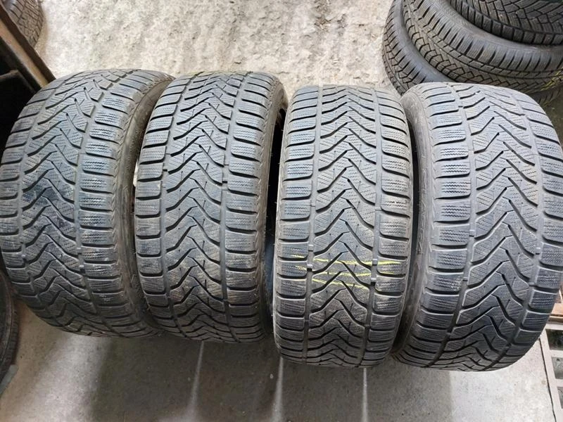 Гуми Зимни 235/50R18, снимка 1 - Гуми и джанти - 36675478