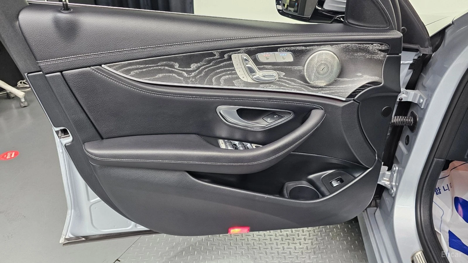Mercedes-Benz E 350 4MATIC/AMG-LINE/DRIVE-ASSISTS/SUNROOF, снимка 16 - Автомобили и джипове - 55688256