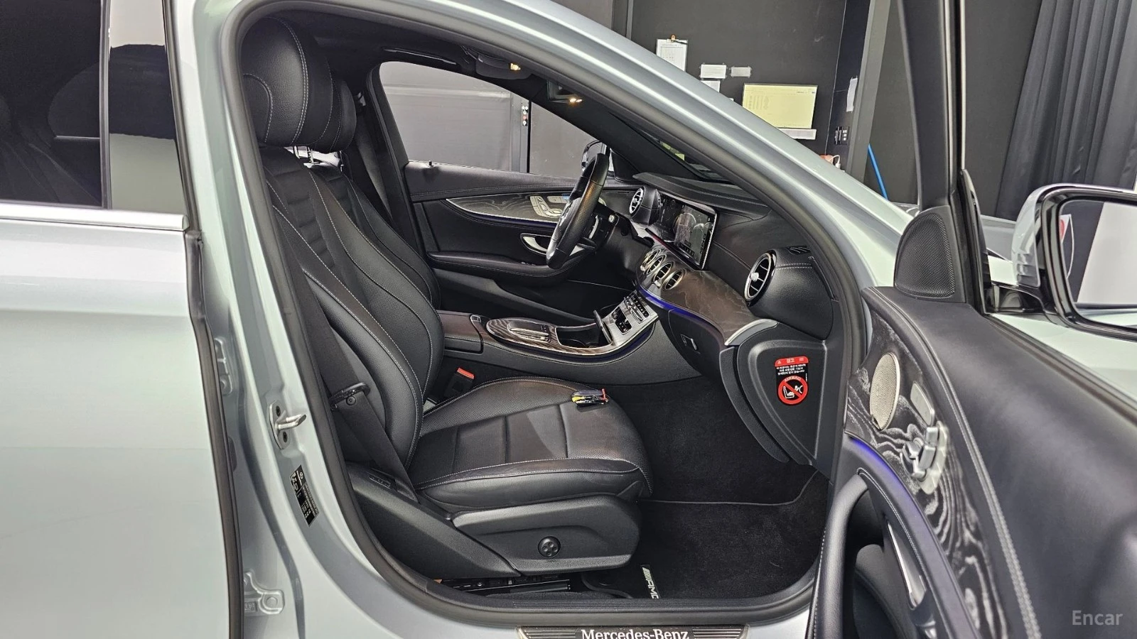 Mercedes-Benz E 350 4MATIC/AMG-LINE/DRIVE-ASSISTS/SUNROOF, снимка 15 - Автомобили и джипове - 55688256